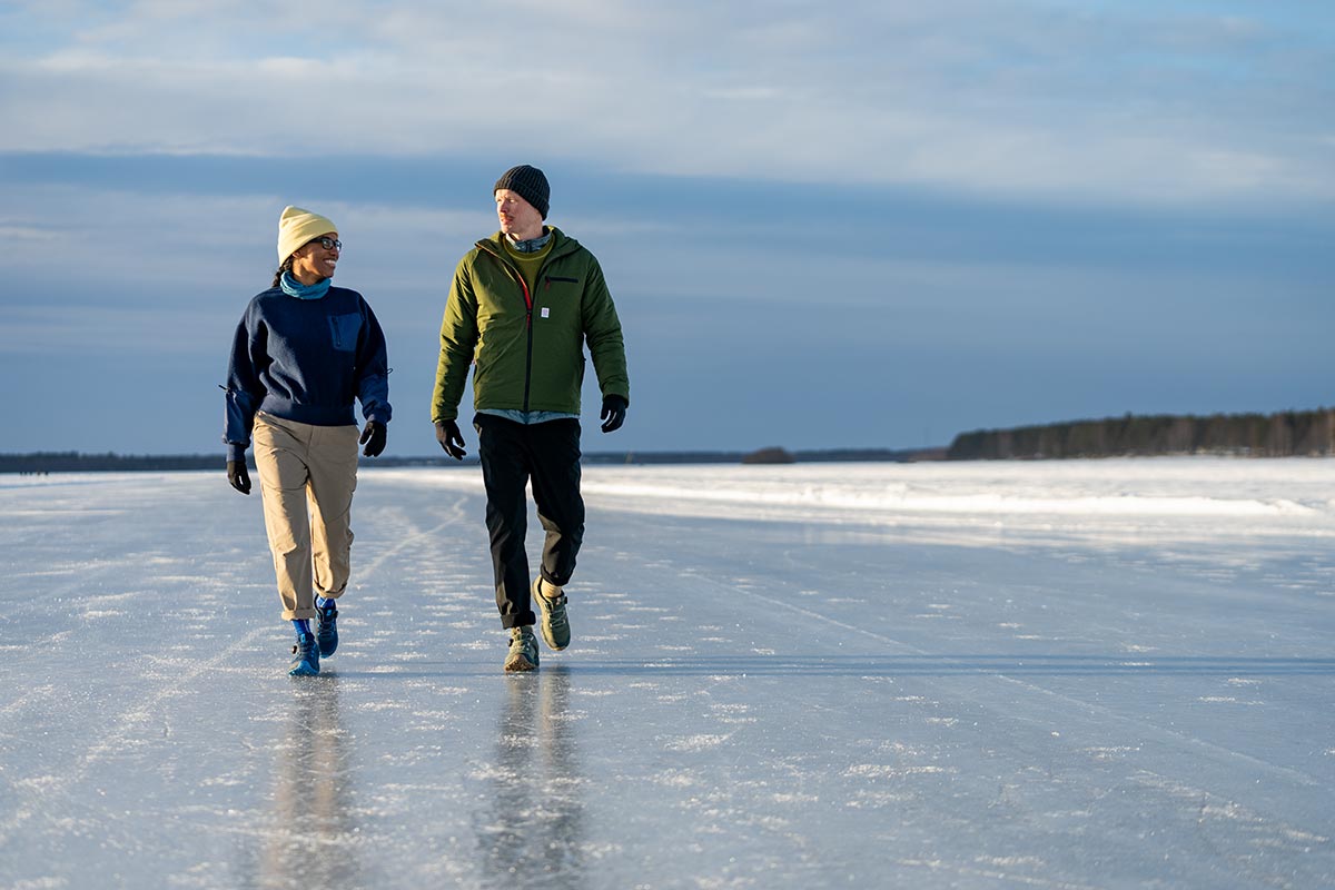 Ihmisiä talvikävelyllä Icebugin nastakengät jalassa.